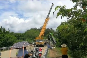 海口客车坠河致2死追踪，车辆已打捞出水